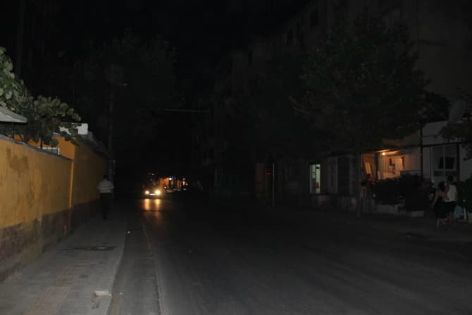 Një pjesë e Tiranës prej orësh pa drita