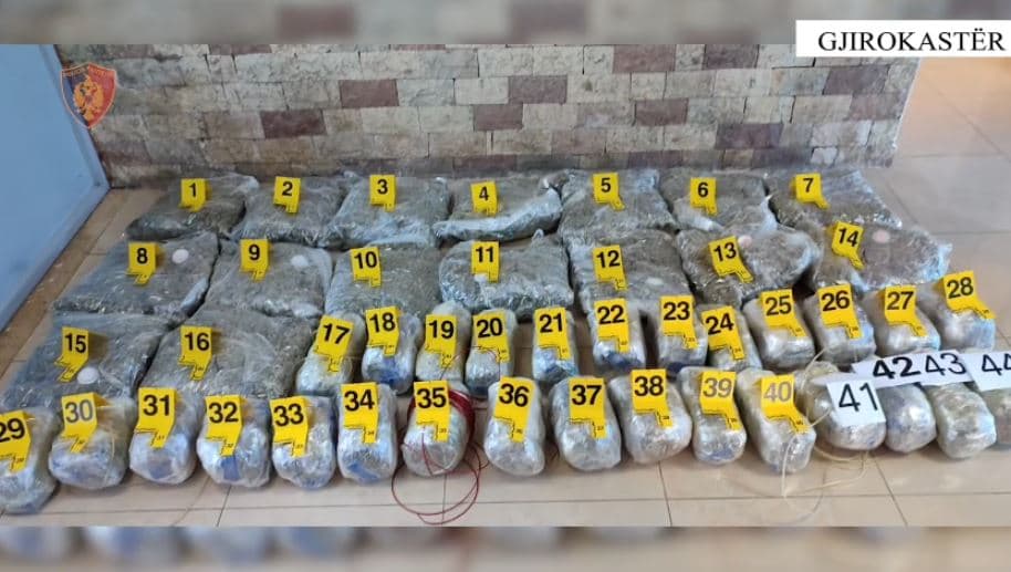 Fshehën në shasinë e makinës 34 kg kanabis për ta trafikuar në Greqi, kapen në Gjirokastër dy persona