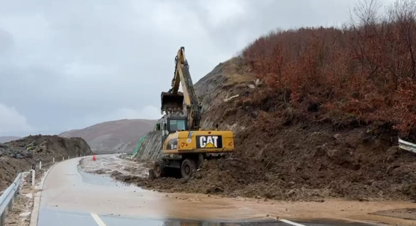 Moti i keq, rrëshqitjet e dheut bllokojnë një korsi të aksit Qukës-Qafë Plloçë