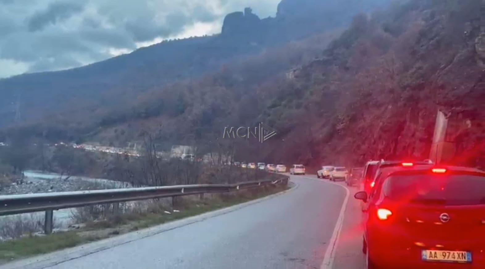 Trafik kilometrik në aksin Përrenjas-Elbasan (VIDEO)