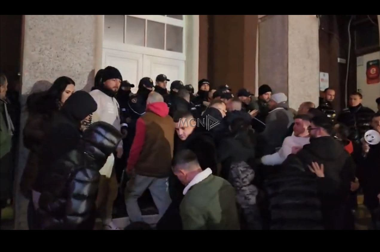 Përmbytjet në Durrës/ Banorët ngrihen në protestë, të revoltuar tentojnë të hyjnë në bashkinë e qytetit (VIDEO)