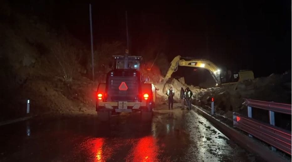 Rrëshqitje dherash dhe gurësh, bllokohet plotësisht aksi Qukës- Qafë Plloçë (VIDEO)