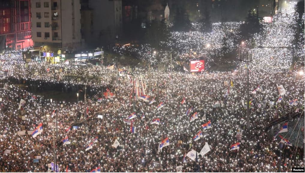  Brukseli i bën thirrje Serbisë të hetojë pretendimet për përdorimin e topit zanor gjatë protestave antiqeveritare