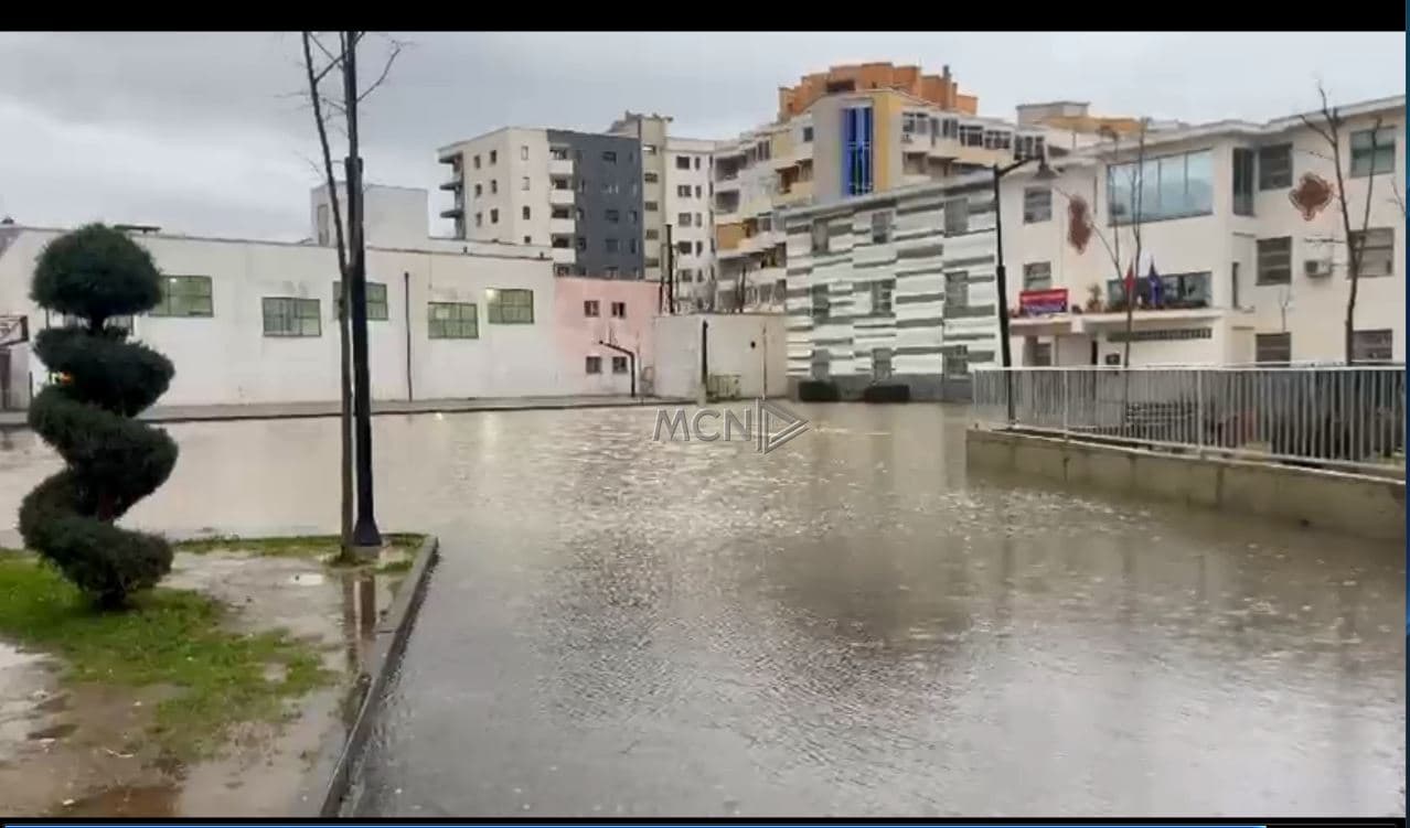     Përmbytet lagjja “Besëlidhja” në Lezhë, pezullohet mësimi në shkollën 9-vjeçare “Kosova” (VIDEO)