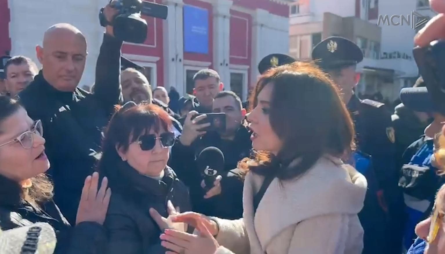 Tregtarët përplasen me Elisa Spiropalin/ Vlorë, protestë kundër zhvendosjes në Jalli të Nartës (VIDEO)