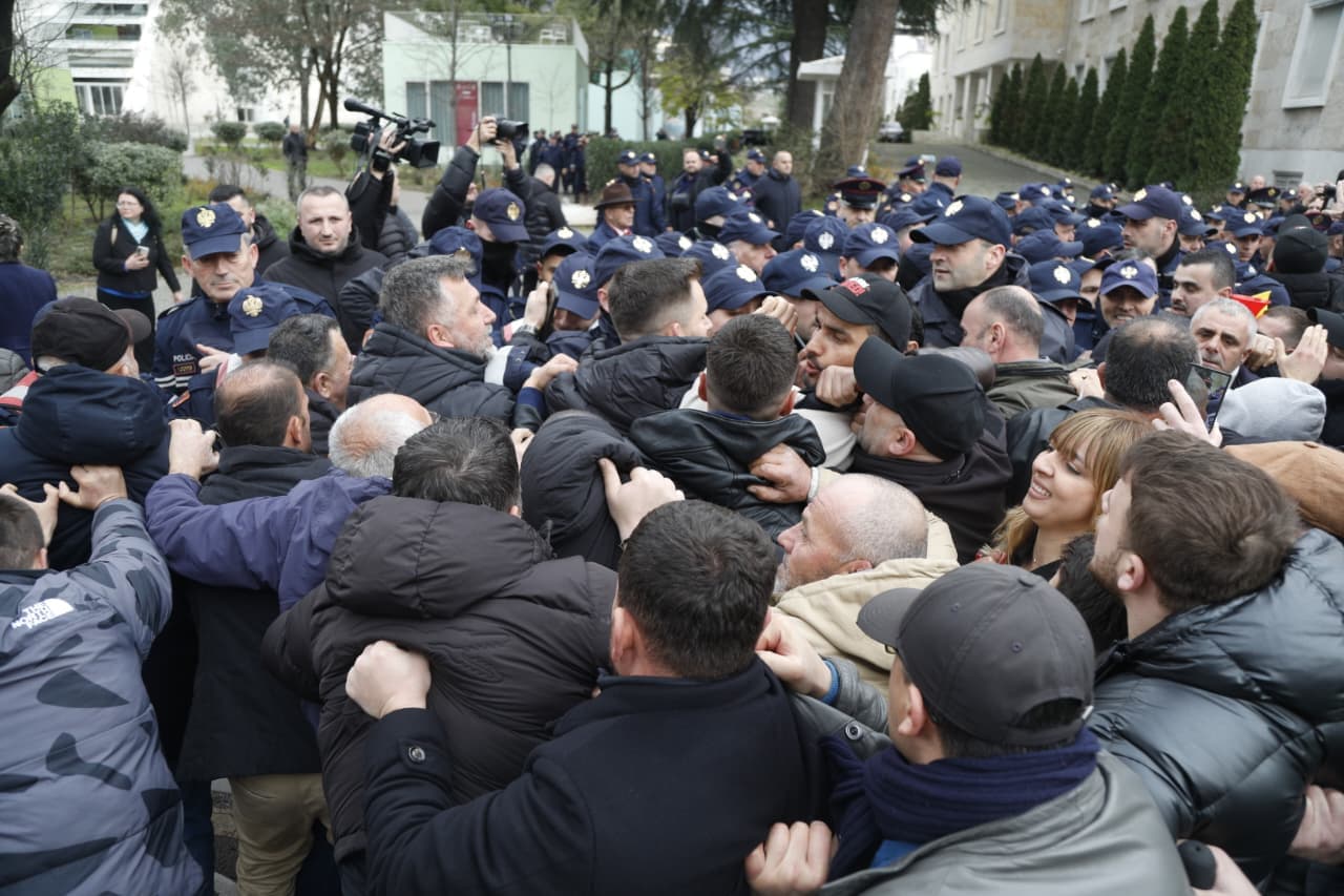 Gjykata cakton masat e sigurisë për 4 aktivistët e “Shqipëria Bëhet”