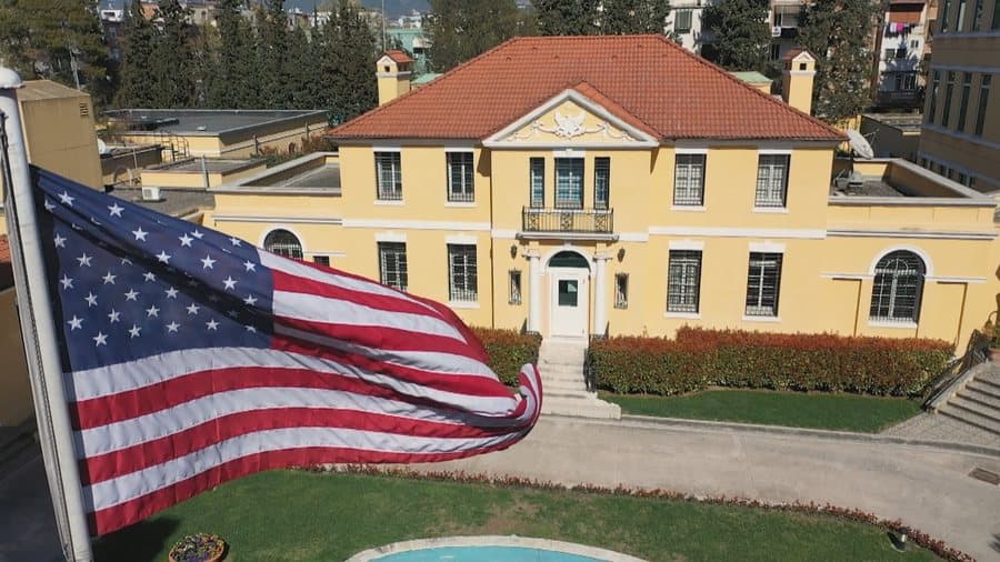 Tubimi te Kryeministria/ Ambasada e SHBA-ve u kërkon qytetarëve amerikanë të shmangin zonat e protestës