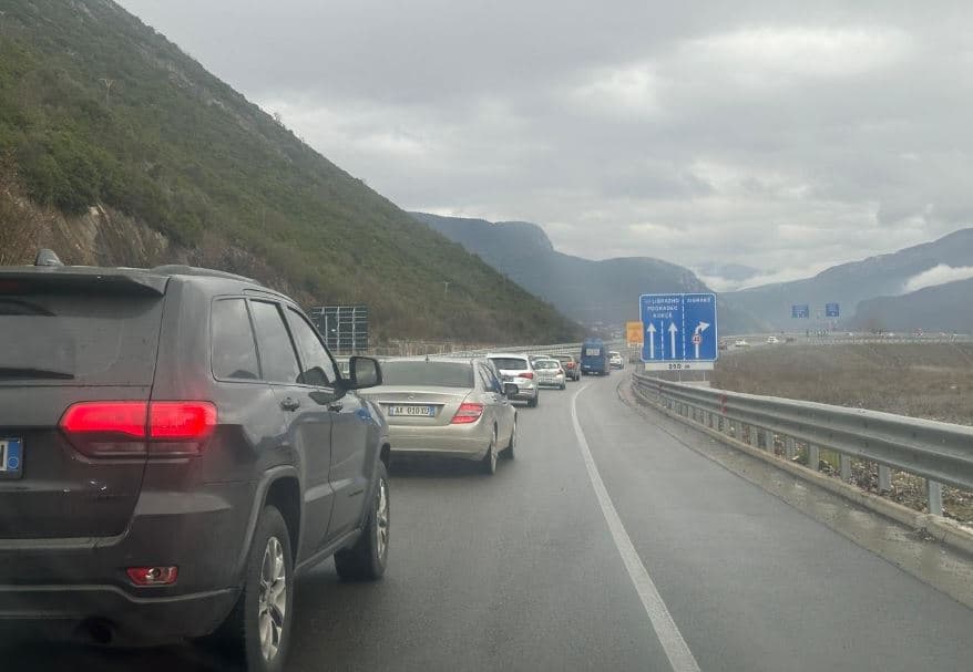 Ngricat rëndojnë trafikun në aksin Elbasan–Librazhd–Prrenjas
