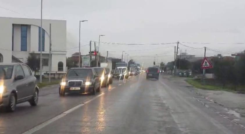 Rikthehet trafiku në aksin Elbasan-Librazhd (VIDEO)