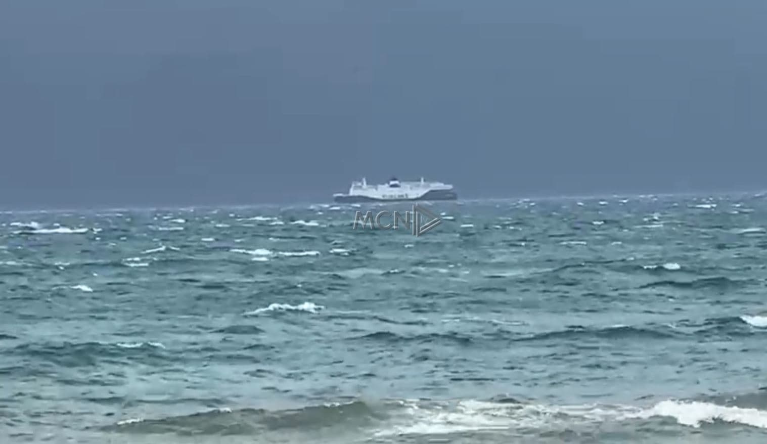 Moti i keq, trageti i linjës së Brindisit qëndron në det të hapur për të shmangur përplasjen me portin (VIDEO)
