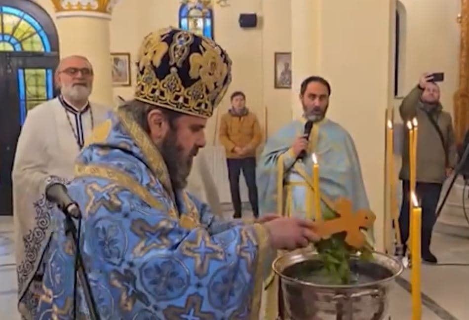 Kremtohet dita e Ujit të Bekuar/ Të rinjtë sfidojnë motin për kapjen e kryqit, ceremonia anulohet në disa qytete (VIDEO)