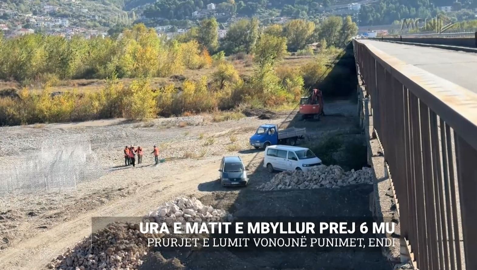 Ura e Matit e mbyllur prej 6 muajsh/ Prurjet e lumit vonojnë punimet, ende pa afat hapjeje (VIDEO)