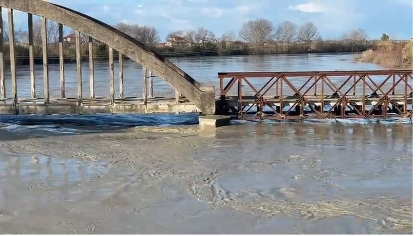 Vjosa del sërish nga shtrati pranë Urës së Mifolit, rrezik rritjeje deri në 9 metra