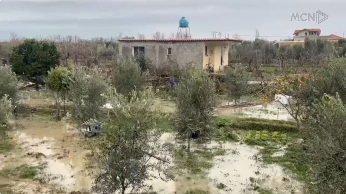 Mbi 100 banesa dhe qindra ha tokë nën ujë. Niveli i Vjosës bie, por përmbytja la pas dëme të mëdha