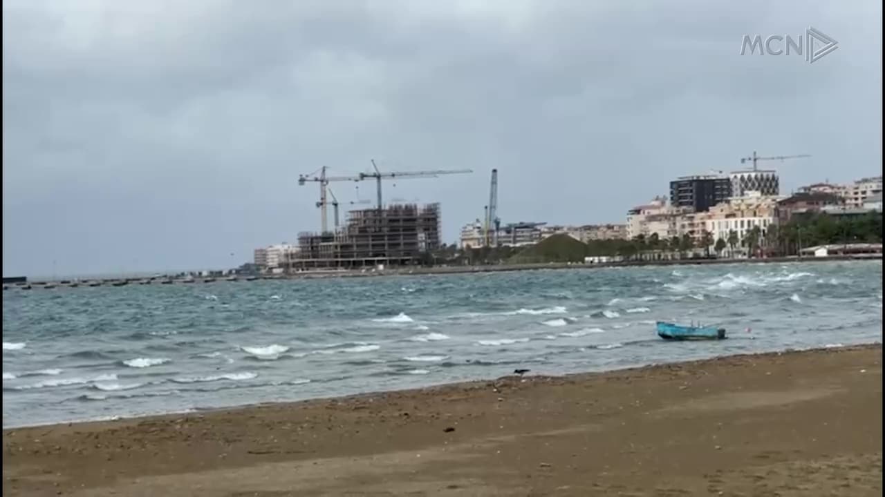 Moti i keq bllokon rrugët dhe portet / Era e fortë shkakton dëme në Vlorë, Gjirokastër e Shkodër (VIDEO)