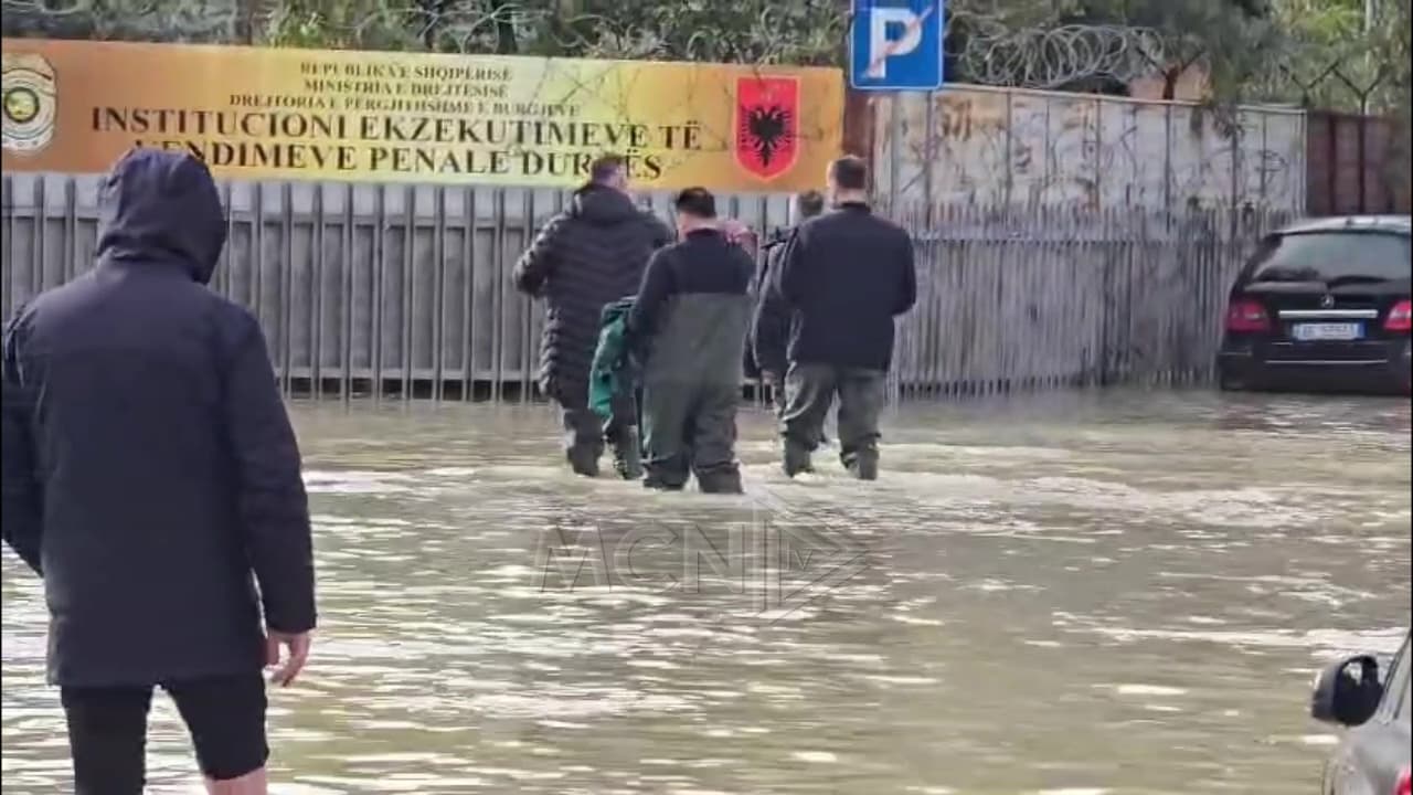 Përmbytet nga reshjet, ministri i Drejtësisë monitoron burgun e Durrësit (VIDEO)