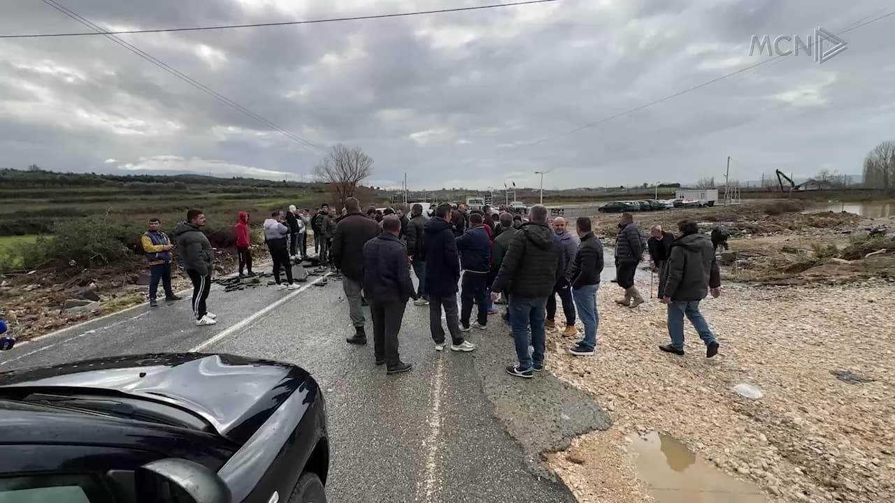 Banorët e Gjormit bllokojnë rrugën / “Përmbytemi vazhdimisht dhe nuk merret asnjë masë nga Bashkia Kurbin” (VIDEO)