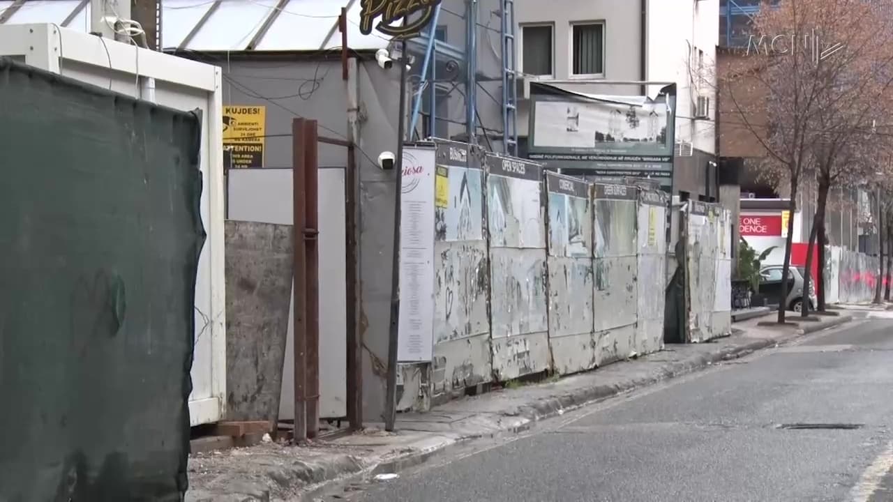 Rrethimi i rrugëve nga kantieret e ndërtimit / Hapësira të zaptuara edhe pas përfundimit të afateve (VIDEO)