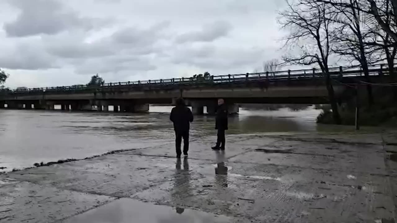 Vjosa del nga shtrati / Përmbytje në jug dhe dëborë në zonat malore (VIDEO)