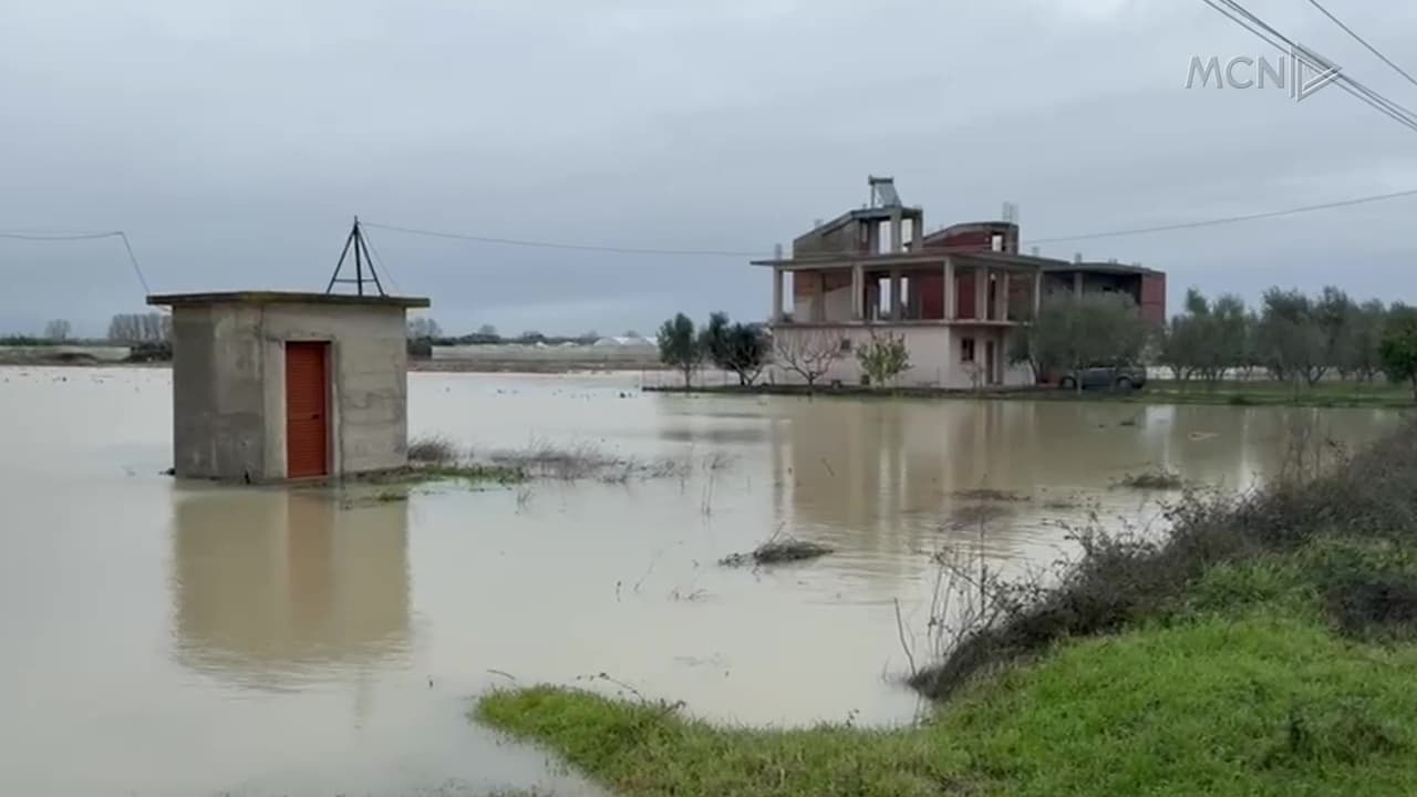 Mbi 100 banesa dhe qindra ha tokë nën ujë / Niveli i Vjosës bie, por përmbytja la pas dëme të mëdha (VIDEO)