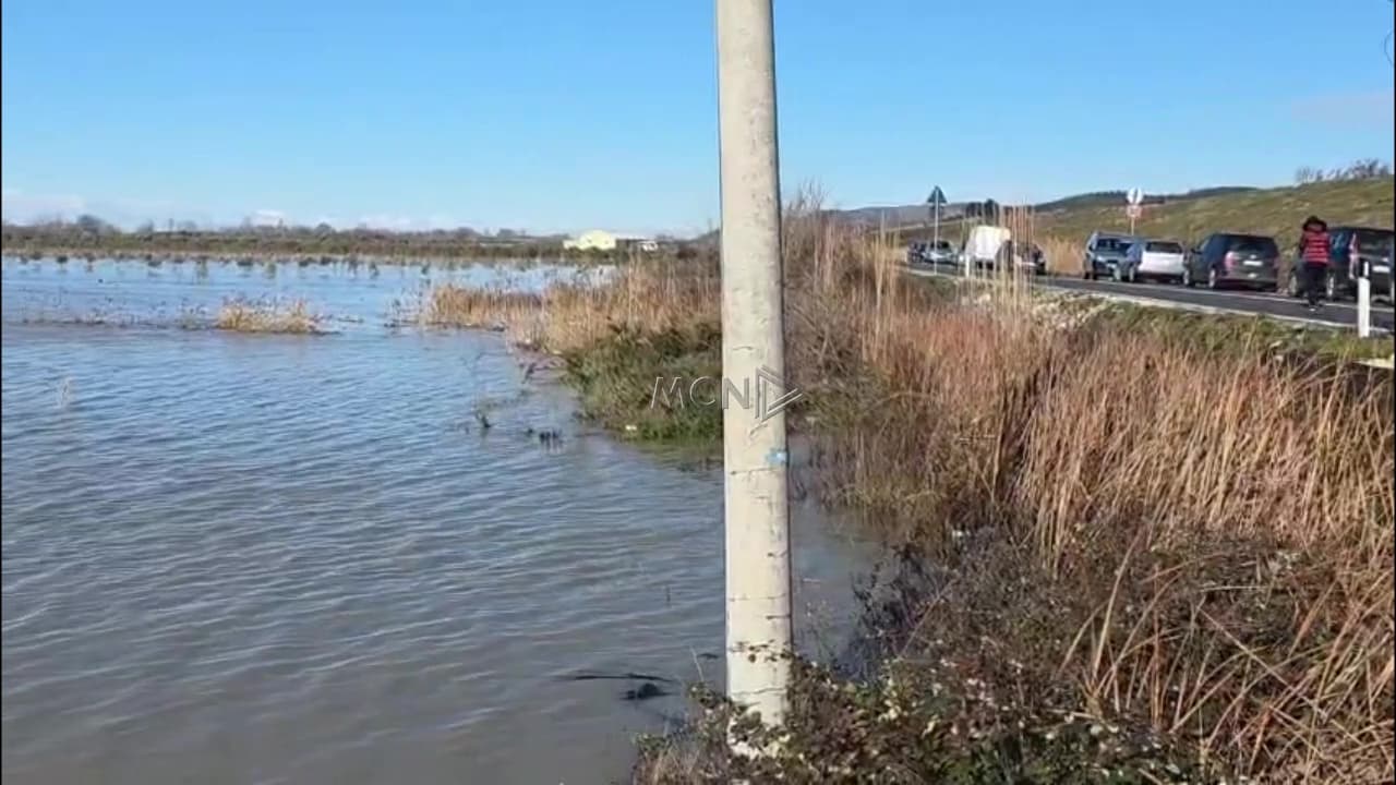 Semani del nga shtrati në fshatin Murriz, rrezikohen banesat, banorët kalojnë natën jashtë (VIDEO)
