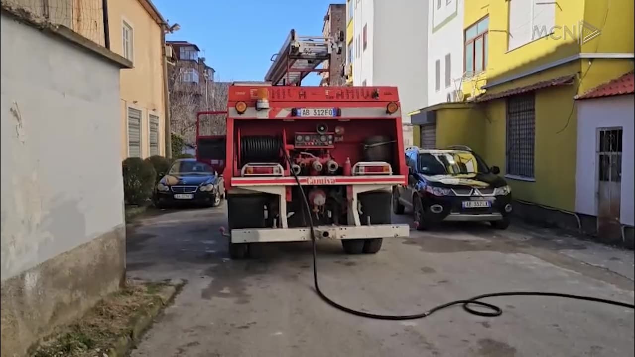 Vdes nga asfiksia e moshuara në Korçë / Banesa u përfshi nga zjarri, shkak dyshohet batanija me korent (VIDEO)