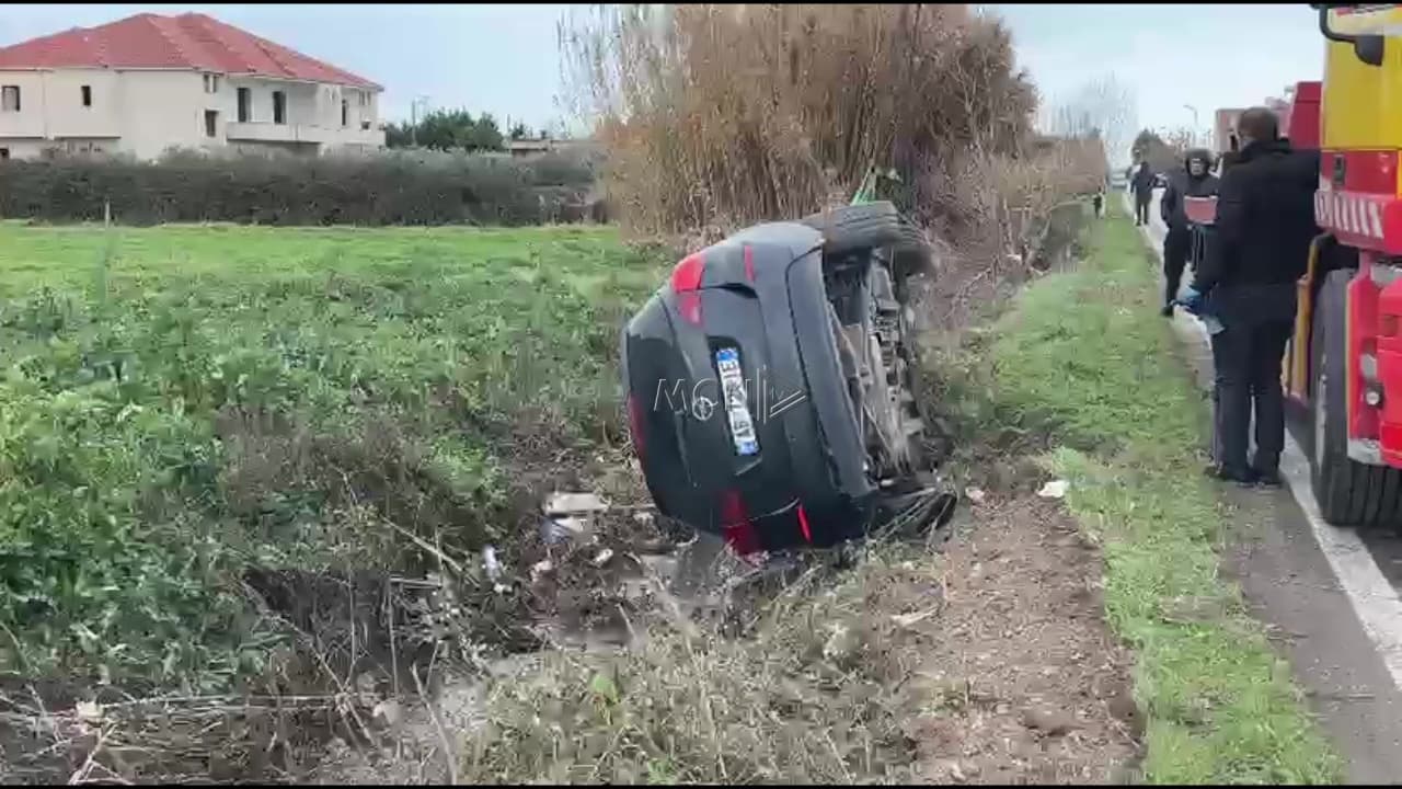 Aksident në aksin Fier-Seman, makina përfundon në kanal, shoferi shpëton pa dëmtime