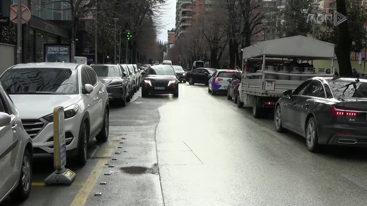 1 vit burg për parkimin dysh / Drejtuesit e mjeteve nuk shqetësohen, vijojnë shkeljet (VIDEO)