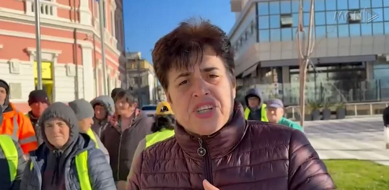 “Kontrata e re na penalizon”, 60 punonjësit e gjelbërimit protestë para bashkisë Vlorë (VIDEO)