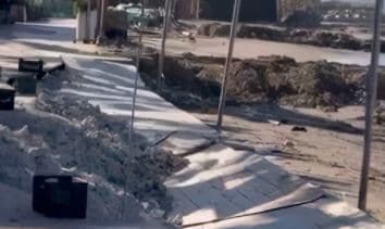 Dëmtohet pedonalja përgjatë vijës bregdetare në zonën e plazhit të Golemit