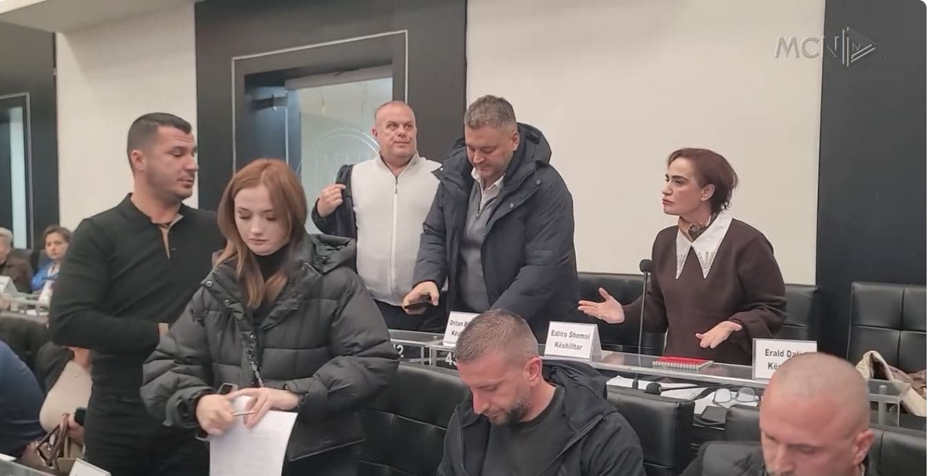 Durrës, përplasje brenda dhe jashtë bashkisë