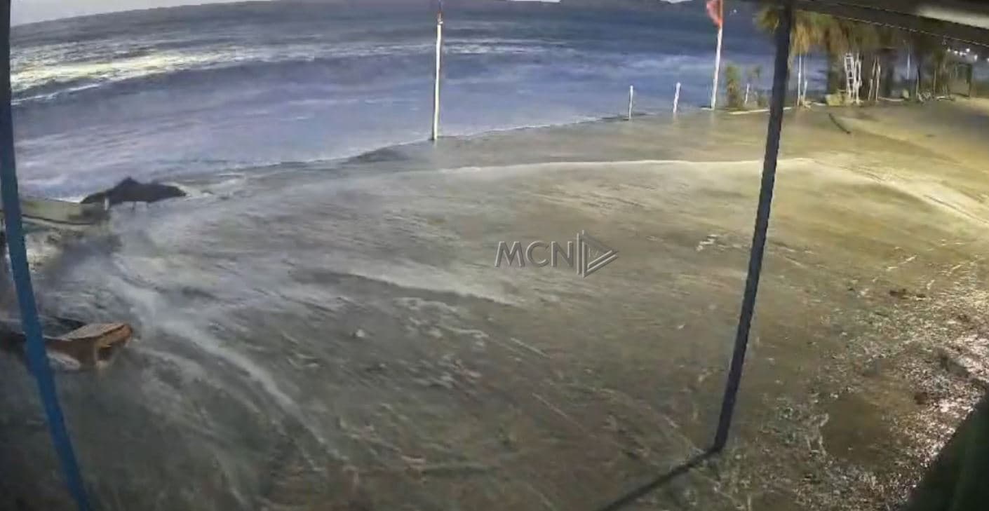Vala e fortë përfshin vijën bregdetare të Orikumit, fenomeni i pazakontë tremb banorët (VIDEO)