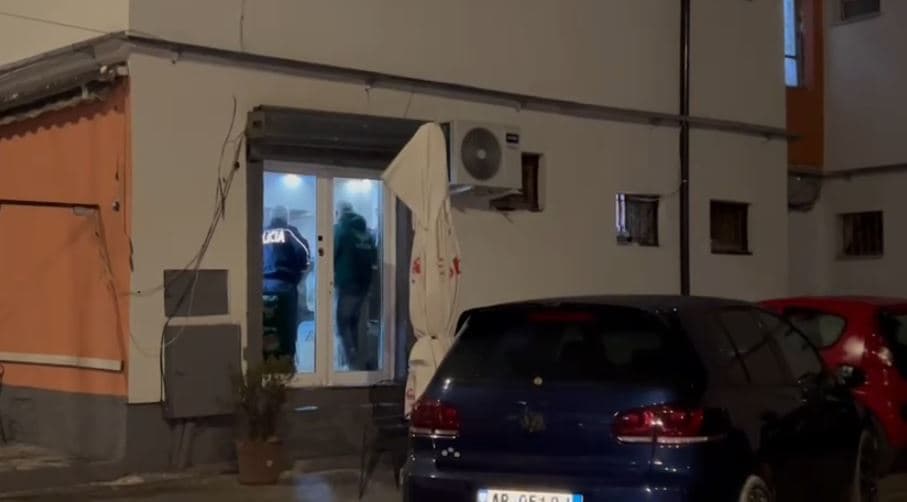 Sherr mes dy të rinjve në Korçë, plagoset një person