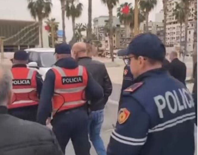I thirrën Ramës “o hajdut”, qytetarët shoqërohen në policinë e Durrësit