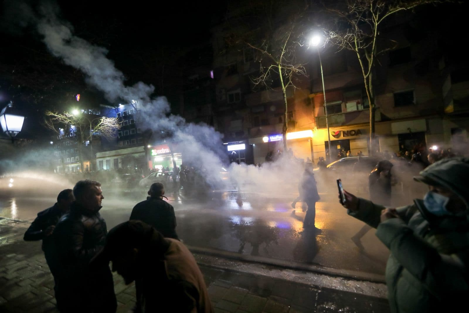 Opozita protestë-marshim, përplasje, gaz lotsjellës dhe molotovë në institucionet kryesore 
