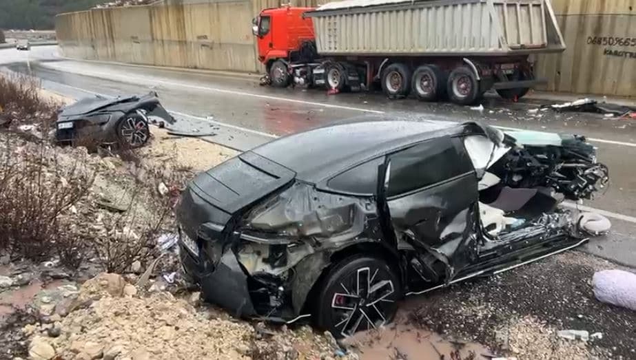 Përplaset kamioni me makinën në Rrugën e Arbrit, 3 të plagosur