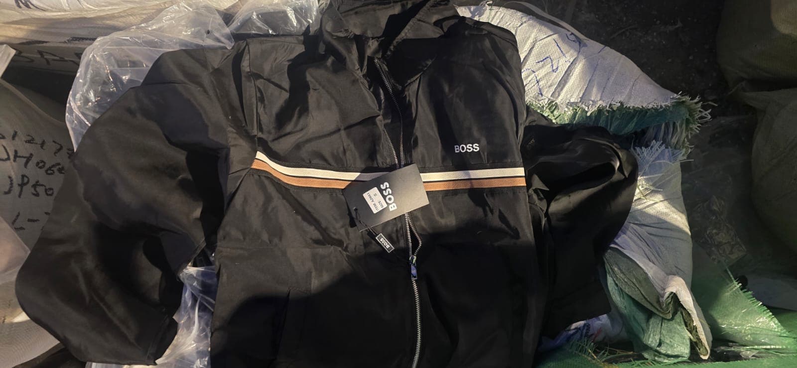 Të falsifikuara, bllokohen në Durrës 103 mijë veshje Adidas, Nike, Guçi dhe Dior (FOTO)