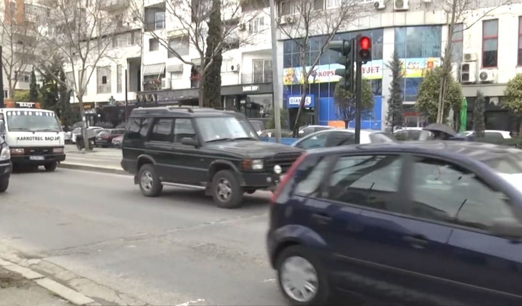 Përplas 7-vjeçarin dhe largohet/ I mituri ndërron jetë në spital, drejtuesi i automjetit në kërkim (VIDEO) 