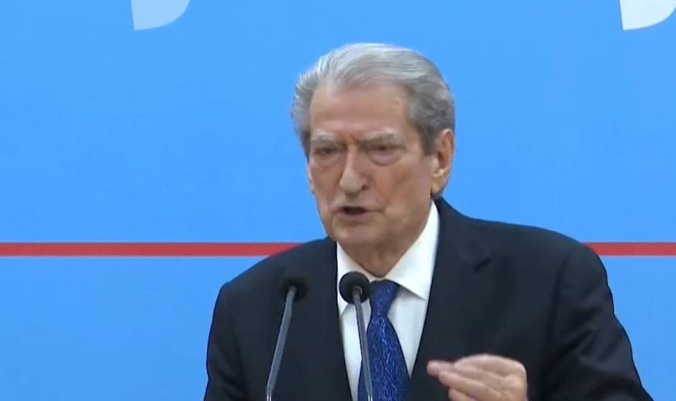 “Rama nuk mbron Karçanajn, por Lindën”/ Berisha: Kryeministri të pranojë komisionin hetimor për AKSHI-n (VIDEO)