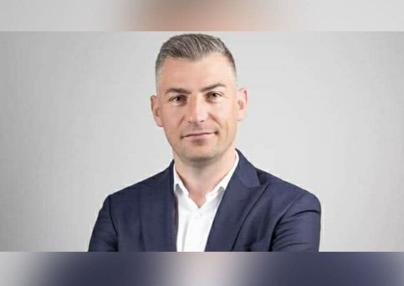 Goditet në kokë gjatë protestës, deputeti Bledion Nallbati dërgohet me urgjencë në Spitalin e Traumës 