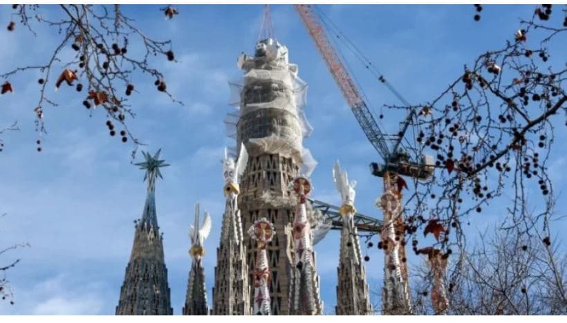 Vendoset pjesa e fundit e “Sagrada Familia”/ Moment historik në Barcelonë, më shumë se një shekull në ndërtim