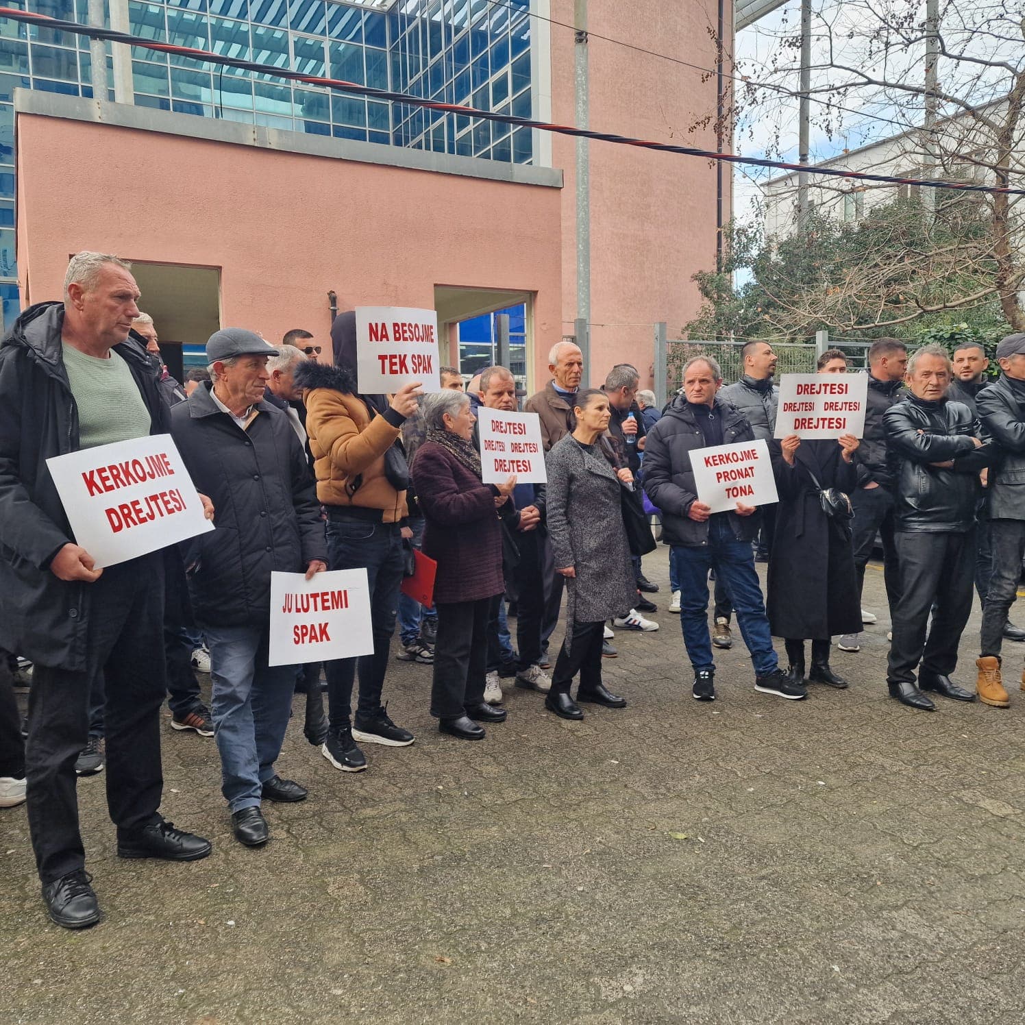 Banorët e fshatit Rrjoll protestojnë kundër kompanisë “Gener 2”, kërkojnë drejtësi në SPAK