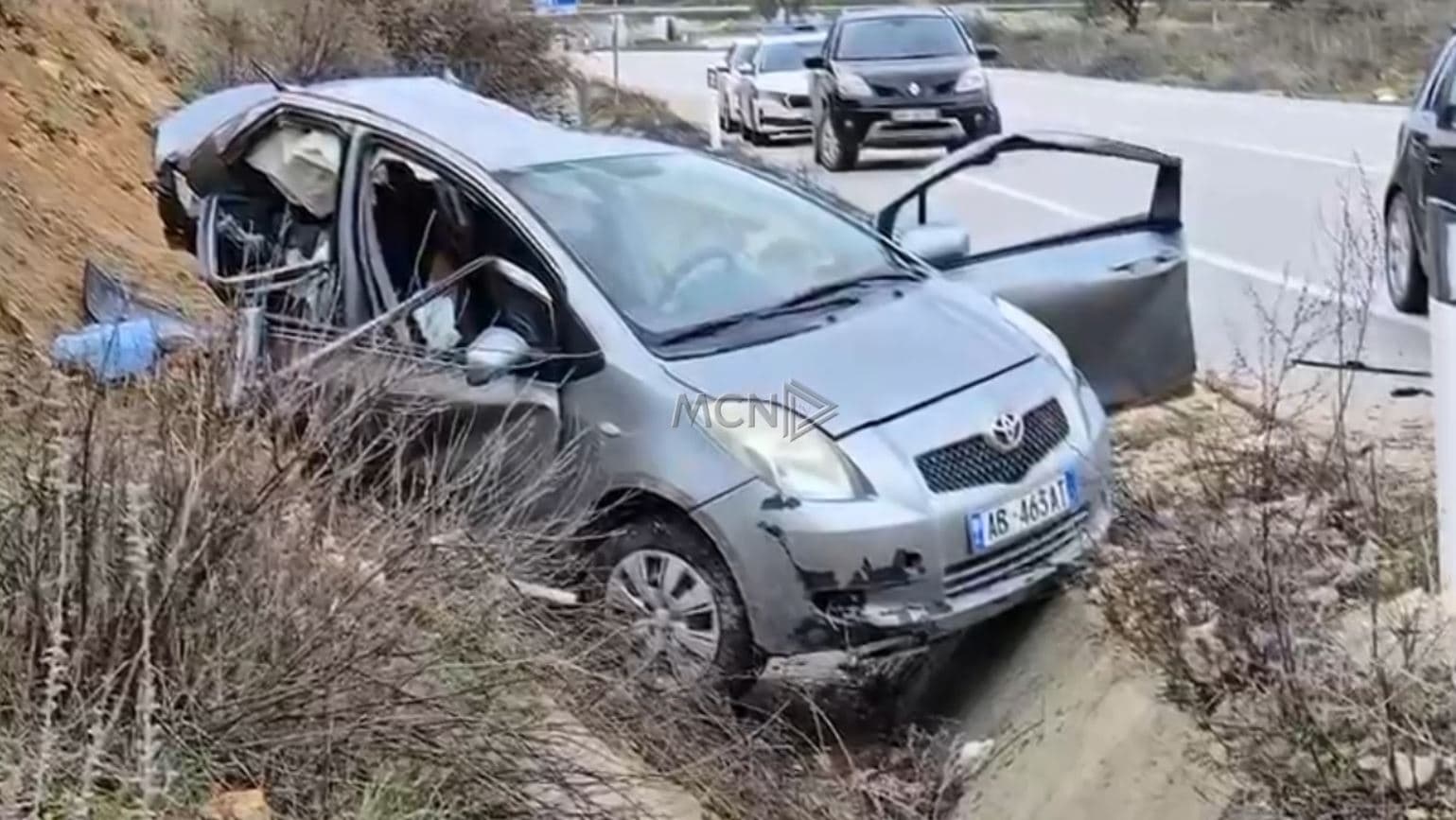 Përplasen dy makinë në Vlorë-Selenicë, plagoset një vajzë (VIDEO)
