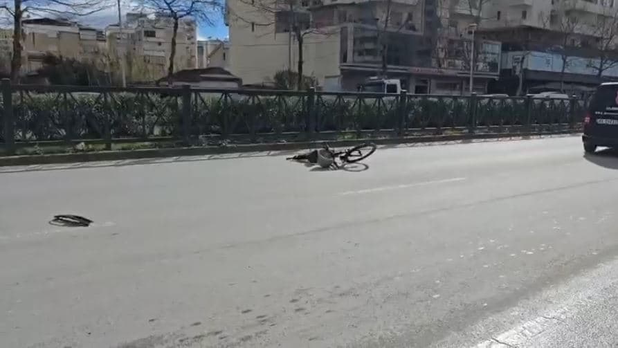 Makina përplas një person me biçikletë në Vlorë, mbetet i plagosur