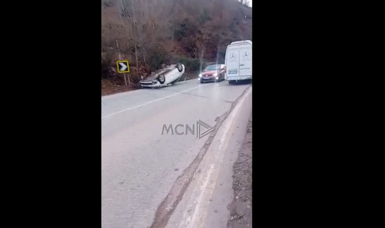 Aksident në aksin Librazhd-Përrenjas, makina përmbyset pranë urës së Bushtricës (VIDEO)