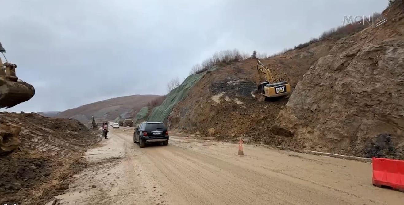 Sërish rrëshqitje dheu në Qukës-Qafë Plloçë. Gurët përfundojnë në rrugë edhe në by pass-in e Vlorës