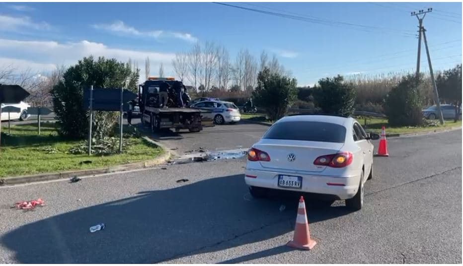 Aksident në Lezhë, makina përplaset me motorin 