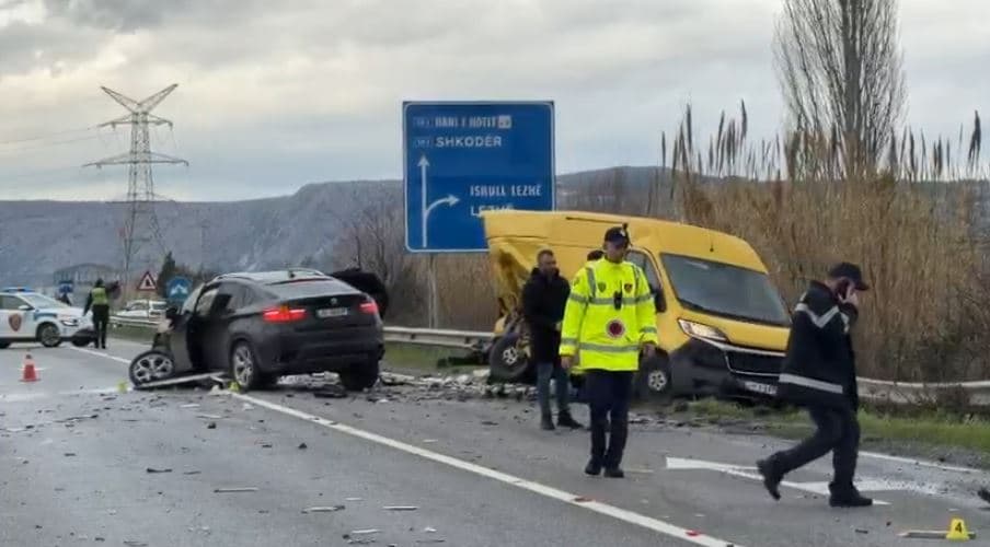 Përplasen tre automjete në Lezhë-Milot, plagosen tre persona