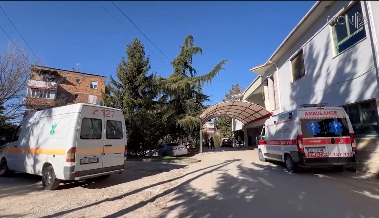 Vështirësi për transportin e pacientëve nga Korça në Tiranë, ambulancat përballen me kohë udhëtimi të dyfishuar (VIDEO)