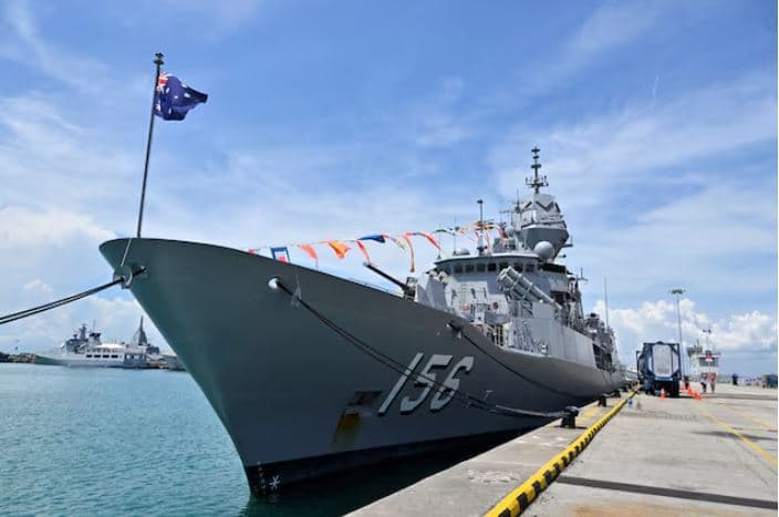Anija luftarake australiane kalon nëpër Ngushticën e Tajvanit, ndiqet nga marina kineze